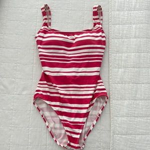 Tommy Bahamas size 6 suit in excellent condition